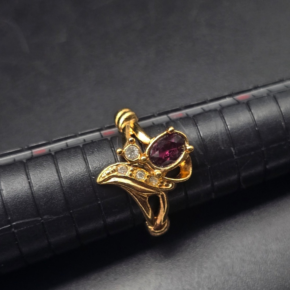 Avon Faux Amethyst Ring Size 7.5 Gold Tone Vintage Jewelry - Picture 2 of 8